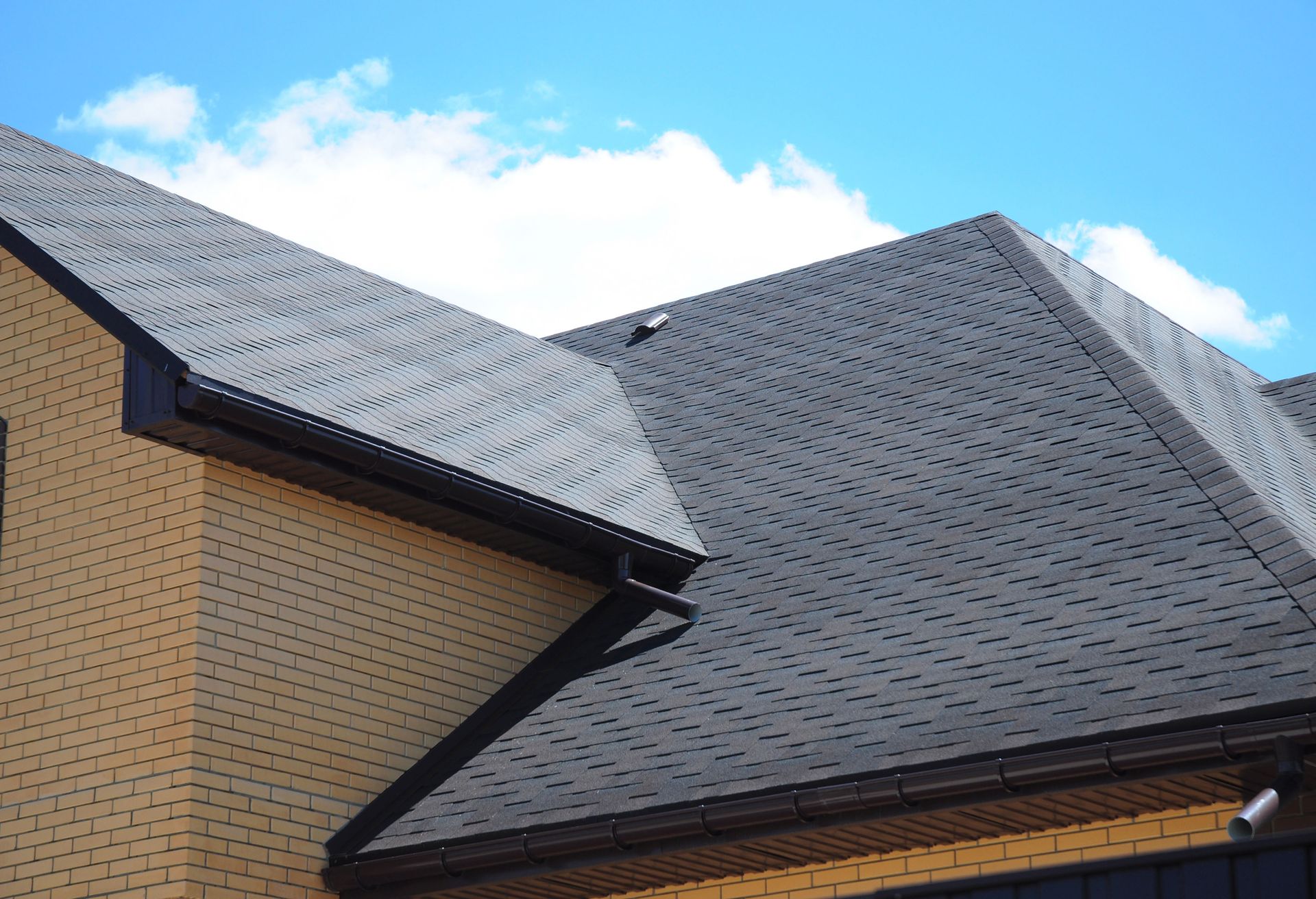 7 Reasons You Should Always Work With a Local Team for Gutter Repairs